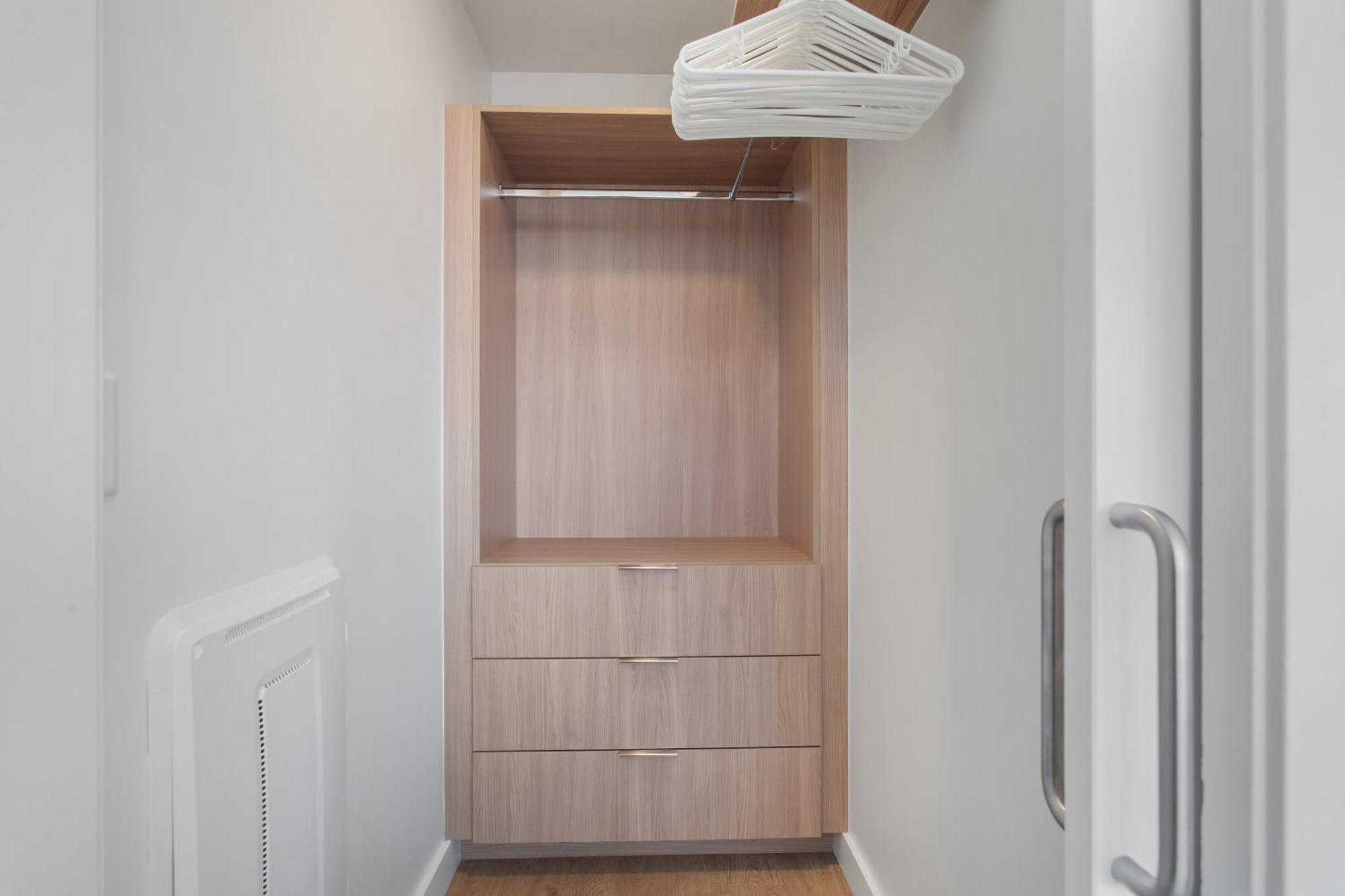 Hotel a capsule Luxury Brentwood Penthouses With View